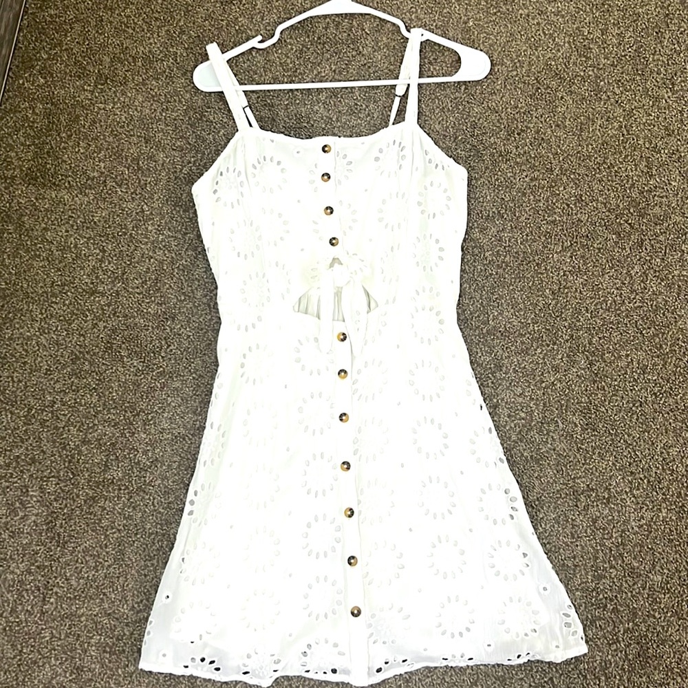 White color dress never worn size M perfect for summer